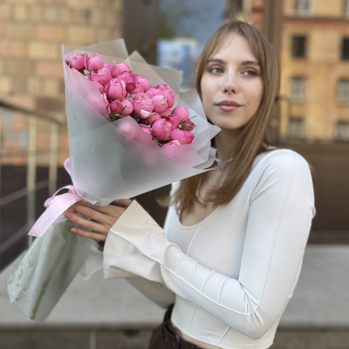 11 кустовых пионовидных роз Сильва Пинк 60 см