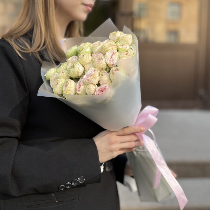 11 кустовых пионовидных роз Свит Джелатто 50 см