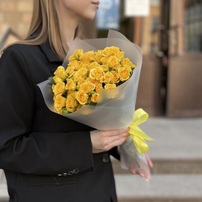 11 кустовых роз Еллоу бейби 40 см
