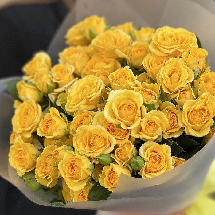 11 кустовых роз Еллоу бейби 40 см