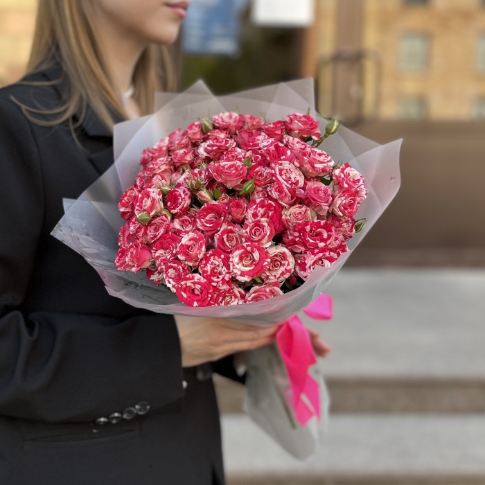 15 кустовых бело-малиновых роз Файрворкс 40 см