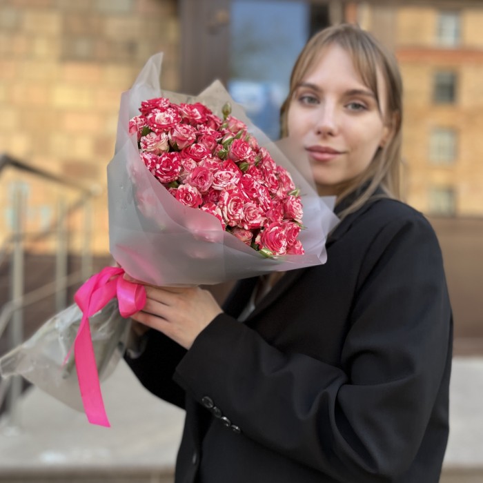 15 кустовых бело-малиновых роз Файрворкс 40 см