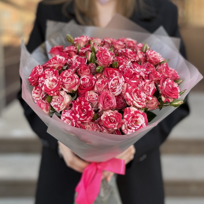 15 кустовых бело-малиновых роз Файрворкс 40 см