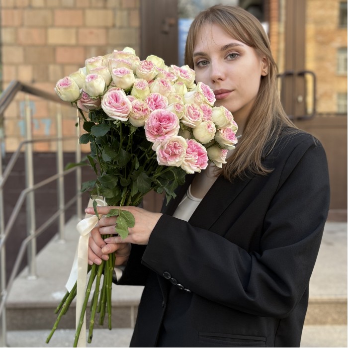 15 кустовых пионовидных роз Джелатто 50 см