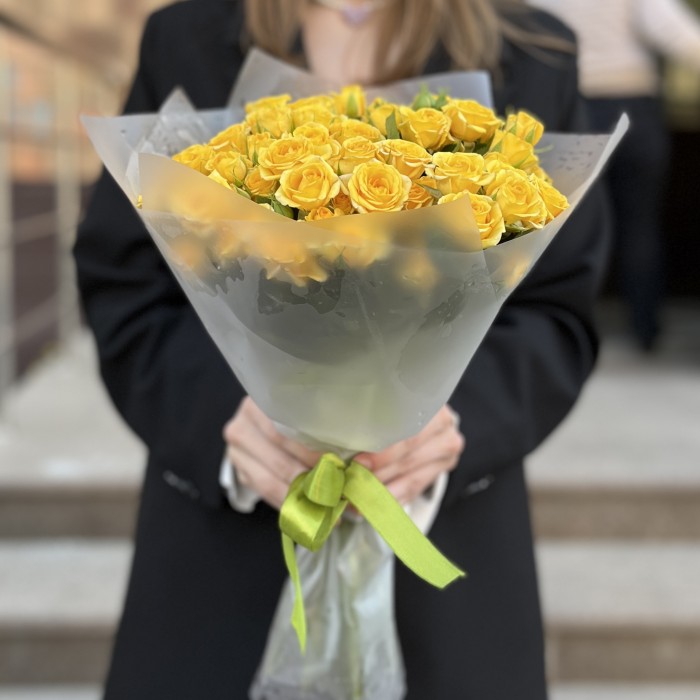 15 кустовых роз Еллоу бейби 40 см