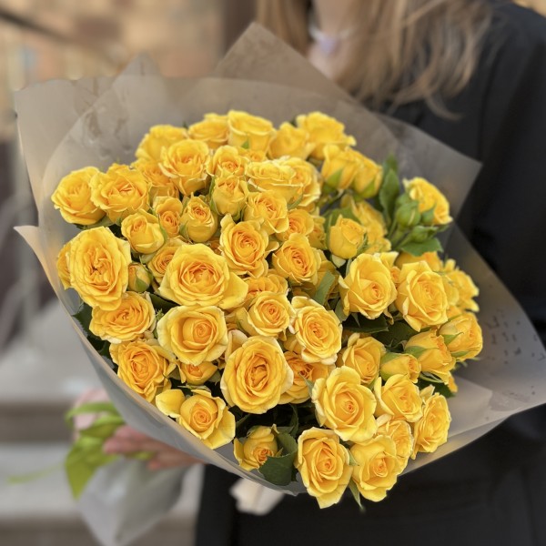 15 кустовых роз Еллоу бейби 40 см