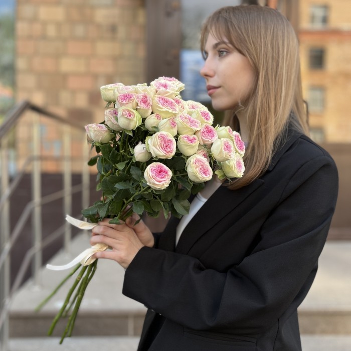 5 кустовые пионовидные розы Джелатто 50 см