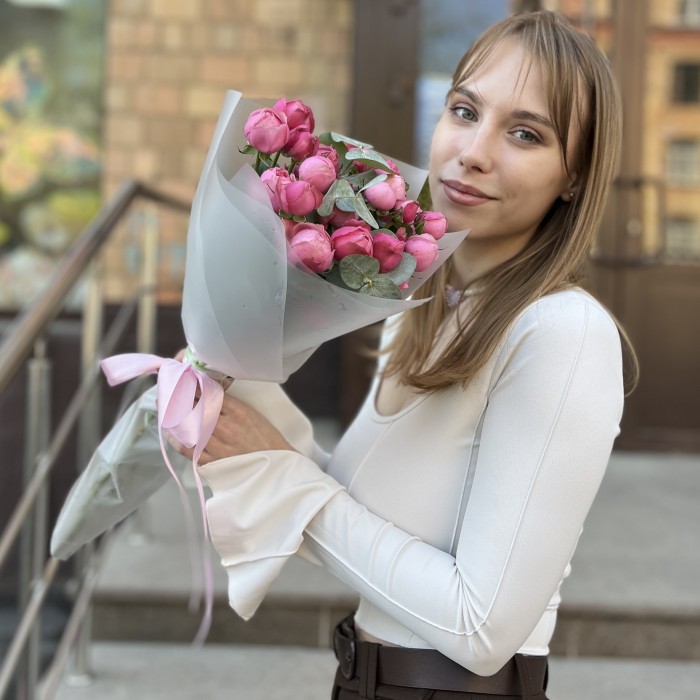 5 кустовых пионовидных роз Сильва Пинк 60 см с эвкалиптом