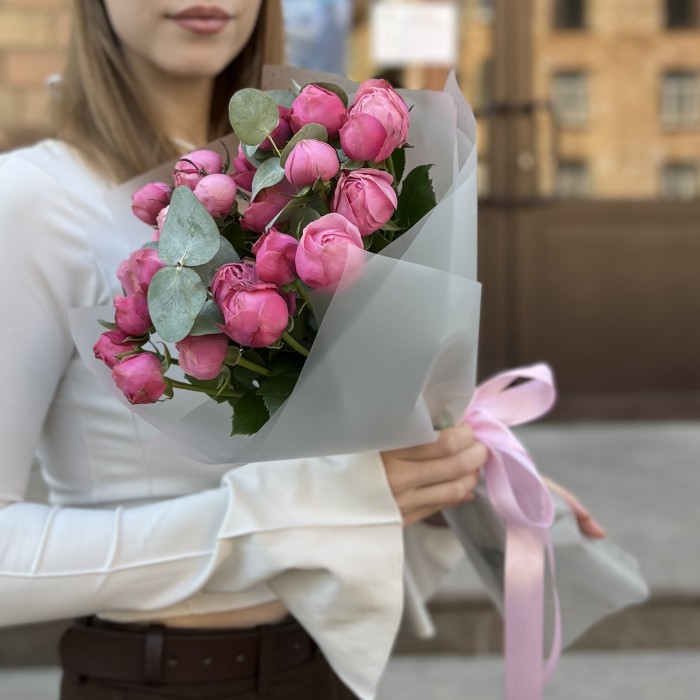 5 кустовых пионовидных роз Сильва Пинк 60 см с эвкалиптом