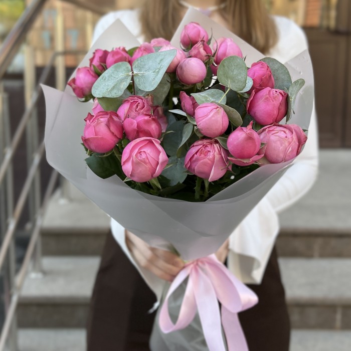 5 кустовых пионовидных роз Сильва Пинк 60 см с эвкалиптом