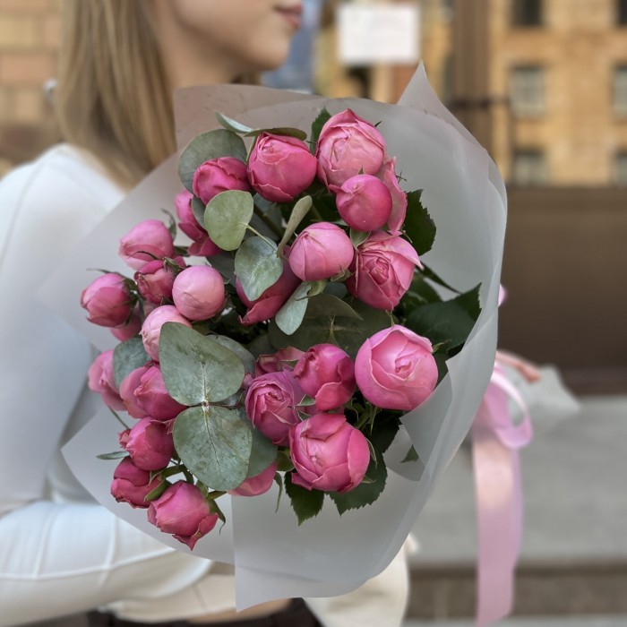 5 кустовых пионовидных роз Сильва Пинк 60 см с эвкалиптом