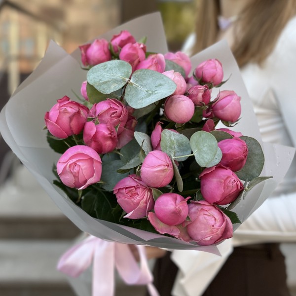 5 кустовых пионовидных роз Сильва Пинк 60 см с эвкалиптом