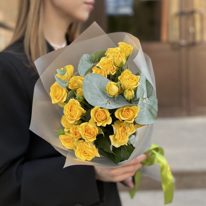 5 кустовых роз Еллоу Бэйби 40 см