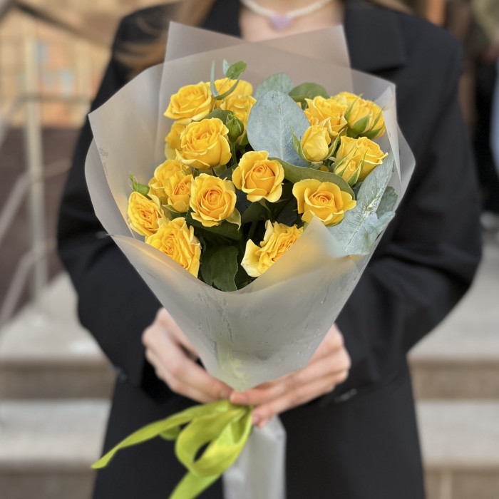5 кустовых роз Еллоу Бэйби 40 см