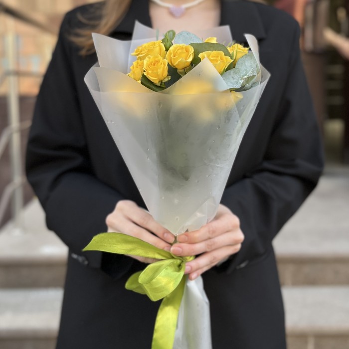 5 кустовых роз Еллоу Бэйби 40 см