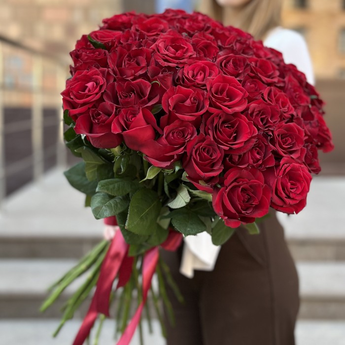 51 красная роза Эвер ред 70 см