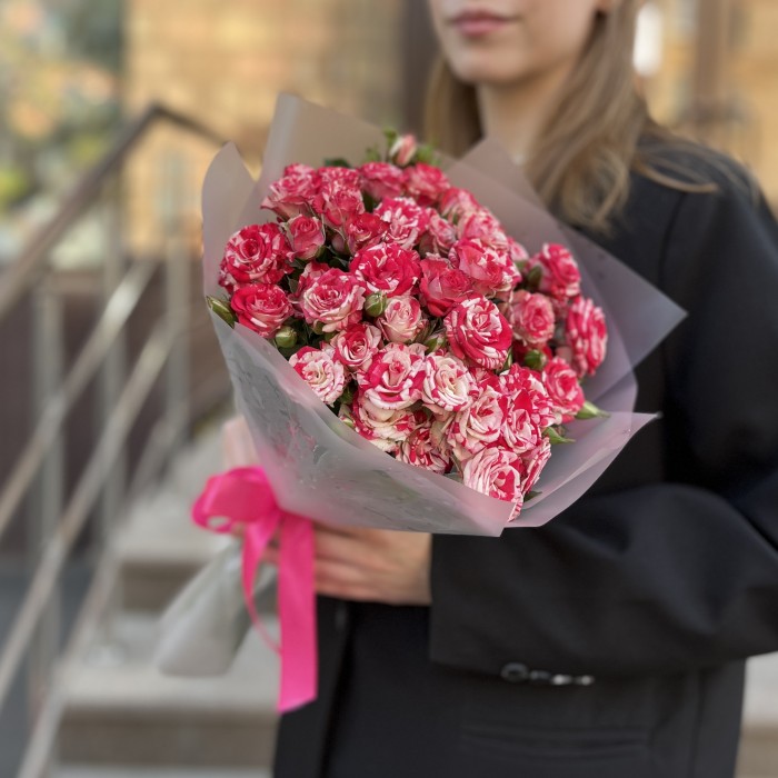 9 кустовых бело-малиновых роз Файрворкс 40 см