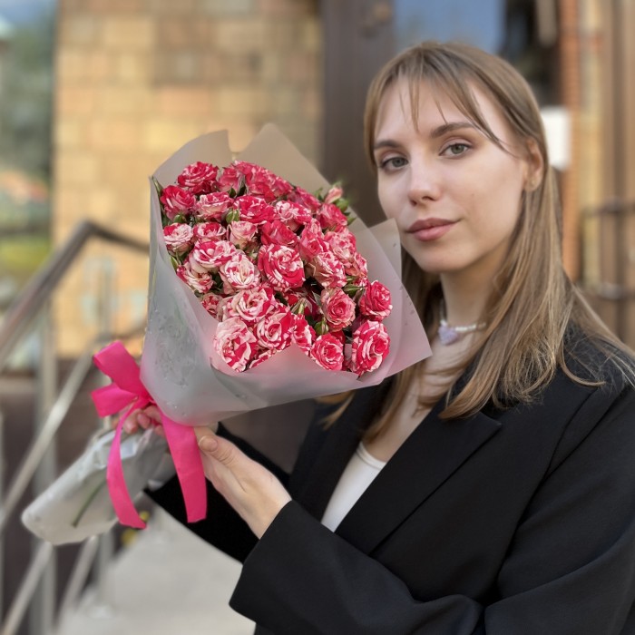 9 кустовых бело-малиновых роз Файрворкс 40 см