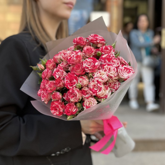 9 кустовых бело-малиновых роз Файрворкс 40 см