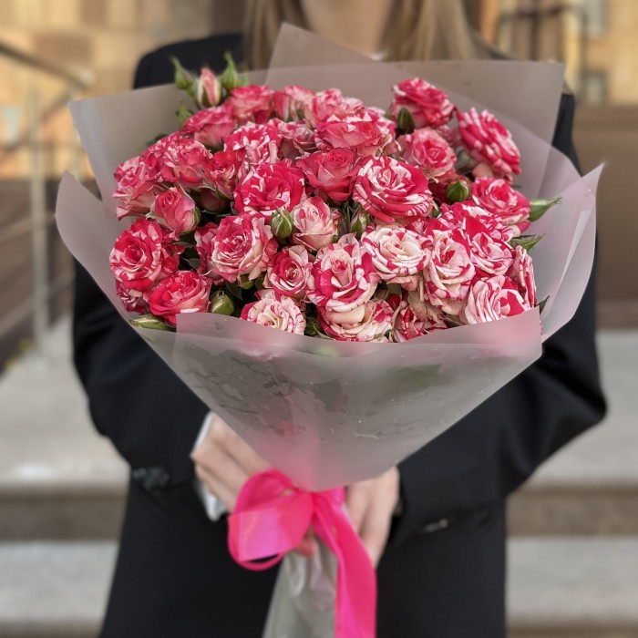 9 кустовых бело-малиновых роз Файрворкс 40 см