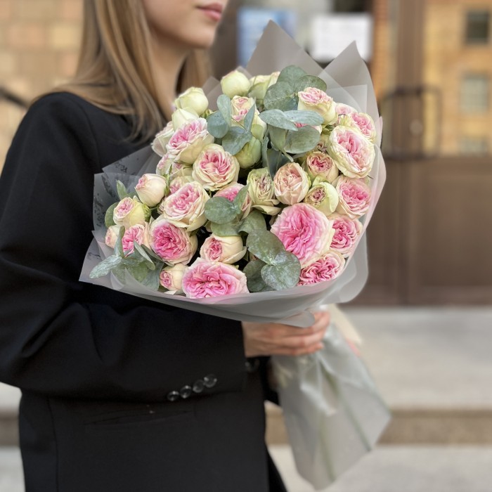 9 кустовых пионовидных роз Джелатто 50 см с эвкалиптом