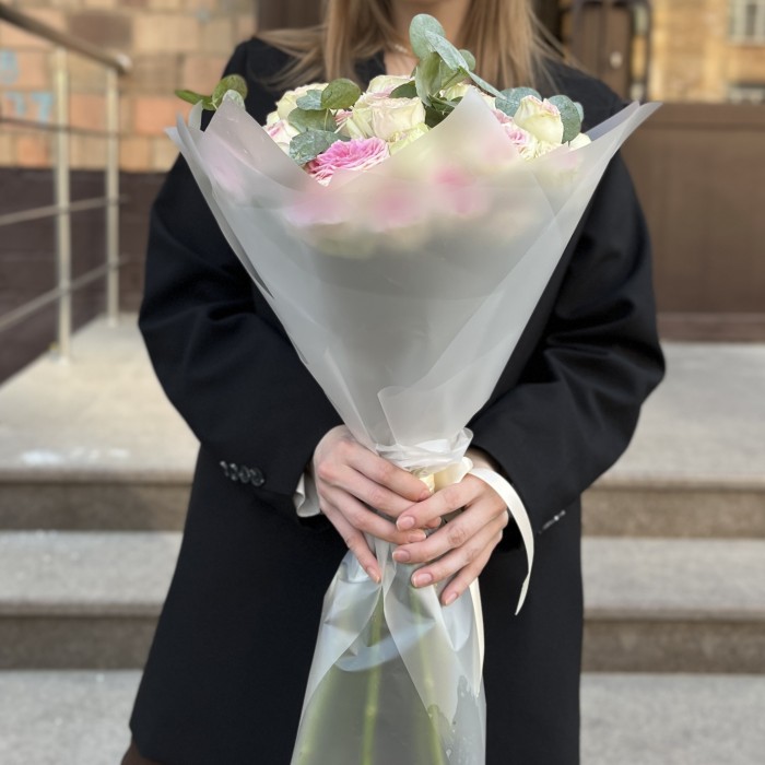 9 кустовых пионовидных роз Джелатто 50 см с эвкалиптом