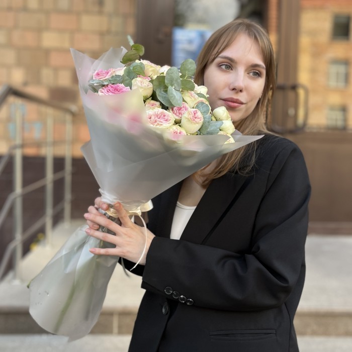 9 кустовых пионовидных роз Джелатто 50 см с эвкалиптом