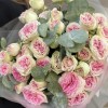 9 кустовых пионовидных роз Джелатто 50 см с эвкалиптом