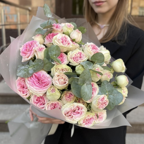 9 кустовых пионовидных роз Джелатто 50 см с эвкалиптом