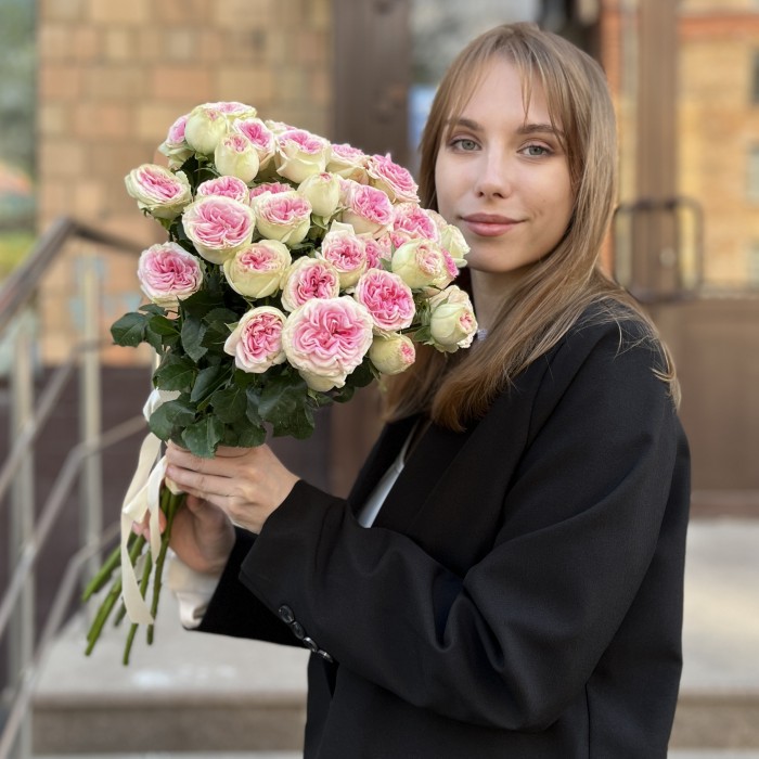 9 кустовых пионовидных роз Джелатто 50 см