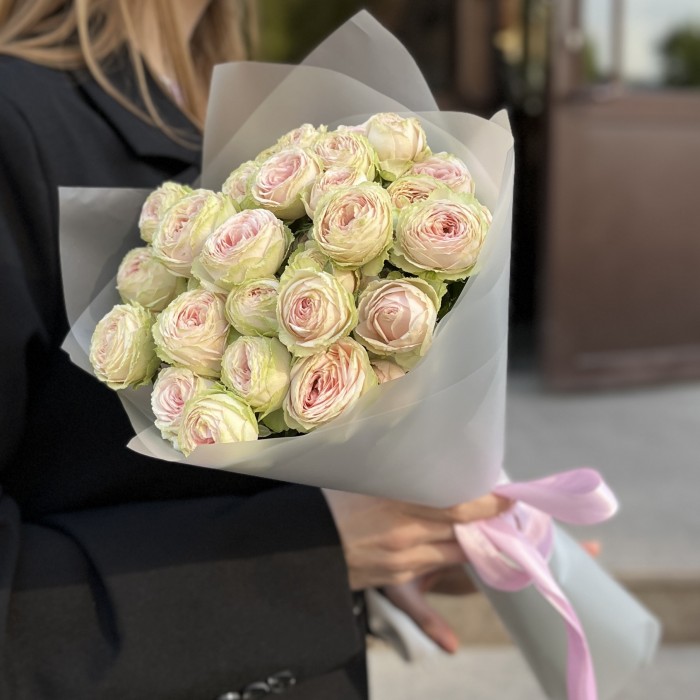 9 кустовых пионовидных роз Свит Джелатто 50 см