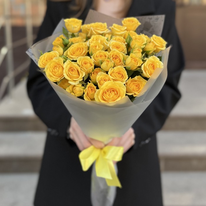 9 кустовых роз Еллоу бейби 40 см