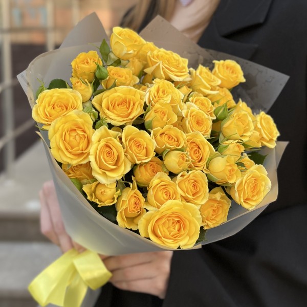 9 кустовых роз Еллоу бейби 40 см