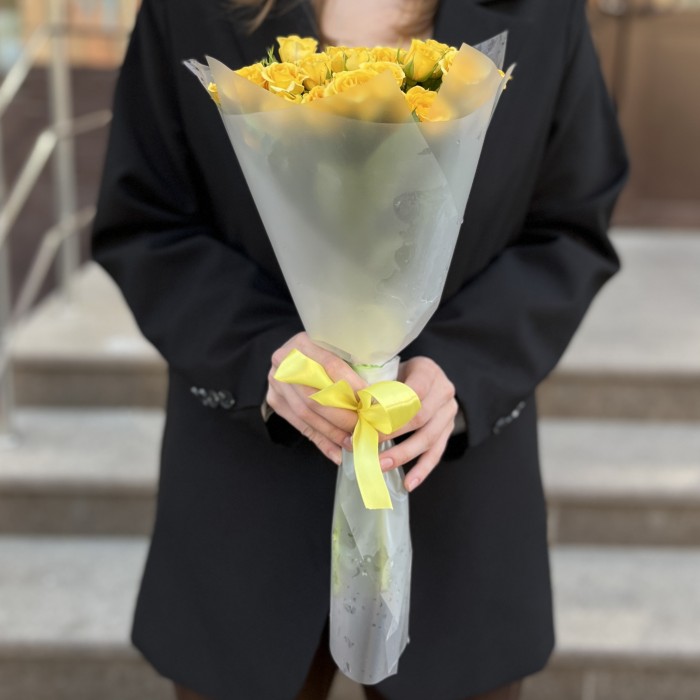 9 кустовых роз Еллоу бейби 40 см