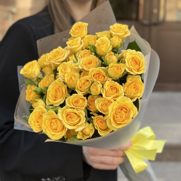 9 кустовых роз Еллоу бейби 40 см