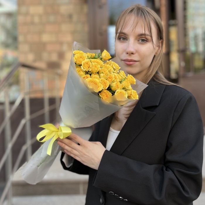 9 кустовых роз Еллоу бейби 40 см