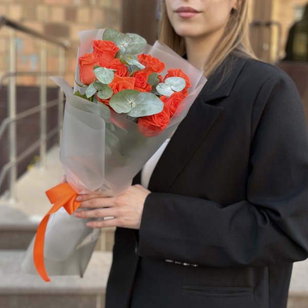 9 оранжевых роз Вау 40 см с эвкалиптом