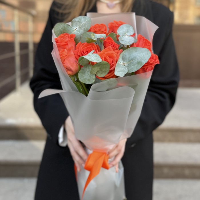 9 оранжевых роз Вау 50 см с эвкалиптом