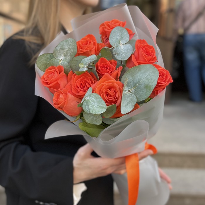 9 оранжевых роз Вау 50 см с эвкалиптом
