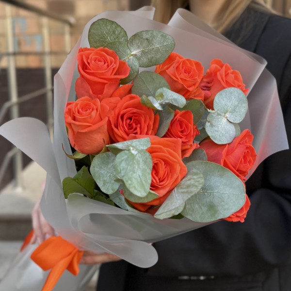 9 оранжевых роз Вау 50 см с эвкалиптом