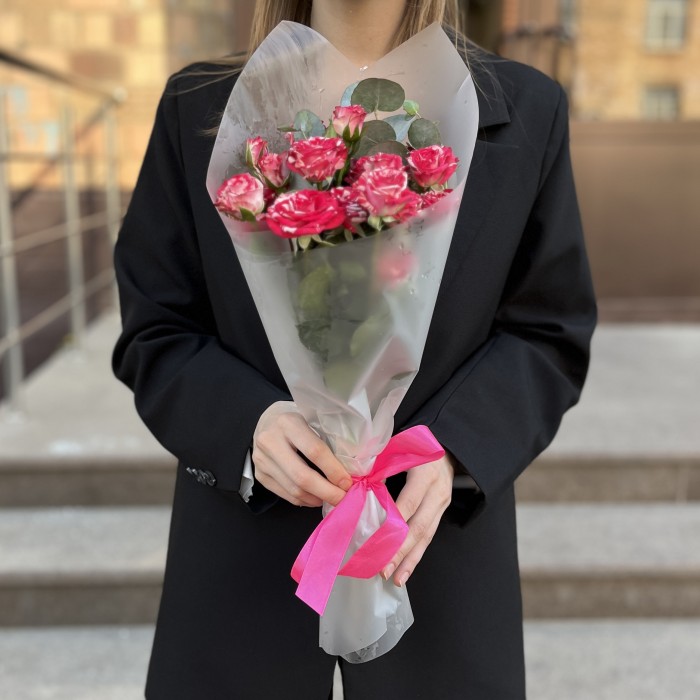 Комплимент бело-малиновых кустовых роз Файрворкс 40 см