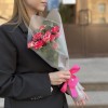 Комплимент бело-малиновых кустовых роз Файрворкс 50 см
