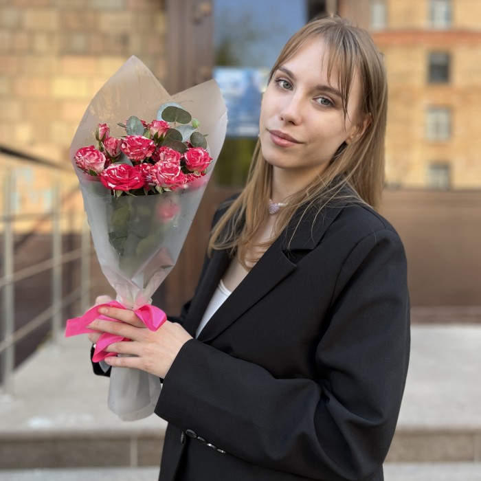 Комплимент бело-малиновых кустовых роз Файрворкс 40 см