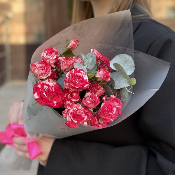 Комплимент бело-малиновых кустовых роз Файрворкс 40 см