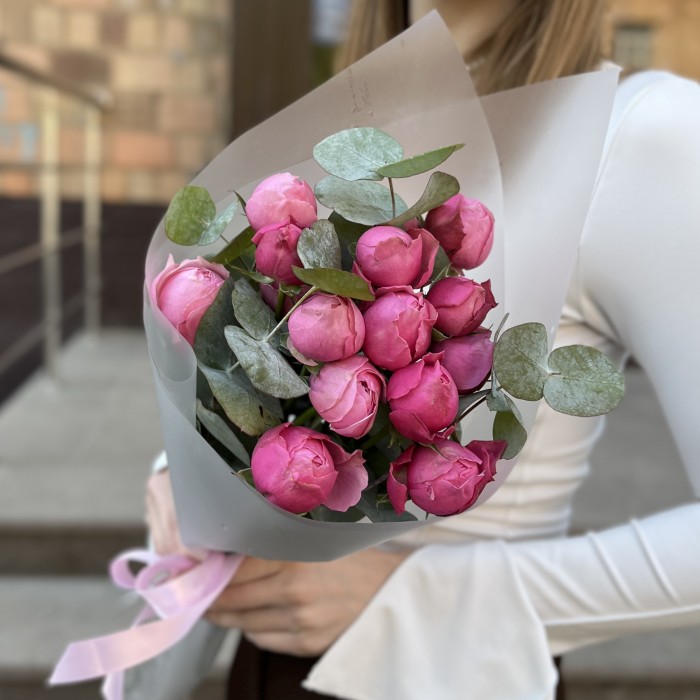 Комплимент кустовых пионовидных роз Сильва Пинк 60 см