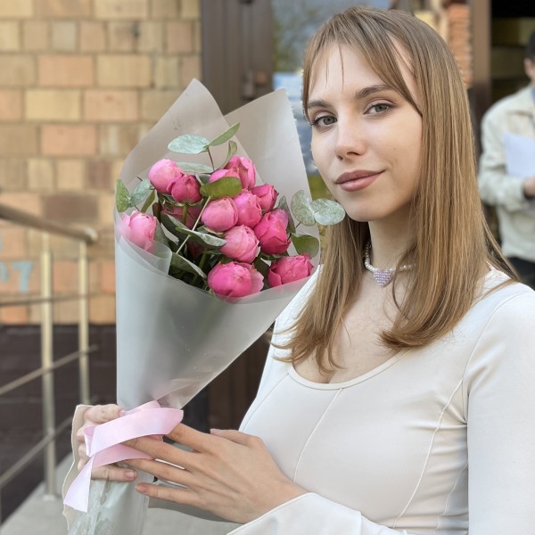 Комплимент кустовых пионовидных роз Сильва Пинк 60 см