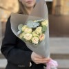 Комплимент розово-персиковых кустовых роз Свит Джелатто 40 см