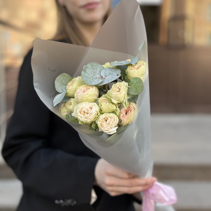 Комплимент розово-персиковых кустовых роз Свит Джелатто 40 см