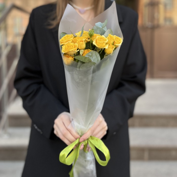 Комплимент желтых кустовых роз 40 см