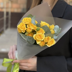 Комплимент желтых кустовых роз 40 см